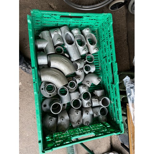 5142 - A large quantity of 'key clamp' fittings and steel tube for safety barrier/stair hand rail