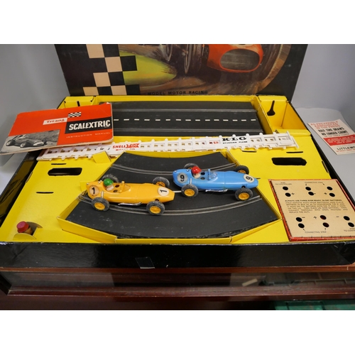 2152 - A Tri-ang Scalextric GP2 slot car model motor racing set, boxed