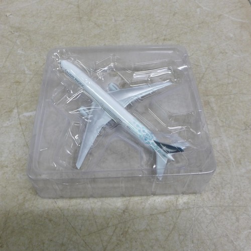 5121 - A collection of assorted model planes including a Cathay Pacific Boeing 777-300 1:500 scale model pl... 