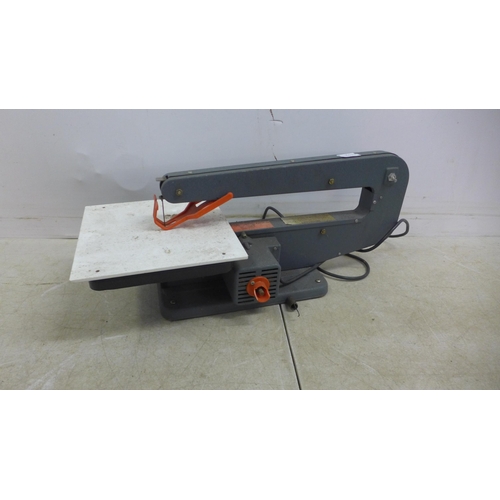 5010 - A 240V electric fret saw/scroll saw, a hydraulic trolley jack, a Bosch POF-500-A plunge router, a JE... 