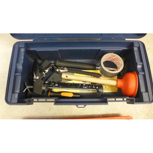 5014 - A toolbox of assorted hand tools including screwdrivers, a hammer, plunger, tape measure, a Stanley ... 