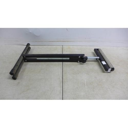 5019 - A height adjustable roller stand