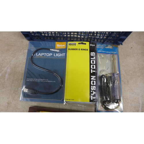 5048 - A quantity of assorted items including 275 PSi tyre inflator, laptop light, a Rolson heavy duty circ... 