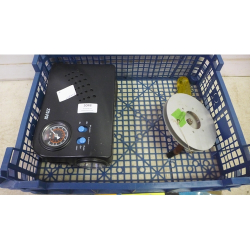 5048 - A quantity of assorted items including 275 PSi tyre inflator, laptop light, a Rolson heavy duty circ... 