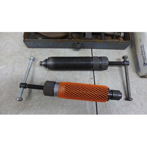 5050 - A Sykes-Pickavant 1500 series hydraulic Ram and a Sykes-Pickavant 359K, 2 arm barring puller