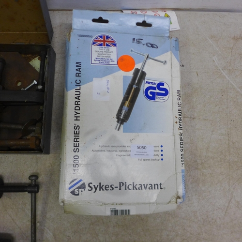 5050 - A Sykes-Pickavant 1500 series hydraulic Ram and a Sykes-Pickavant 359K, 2 arm barring puller