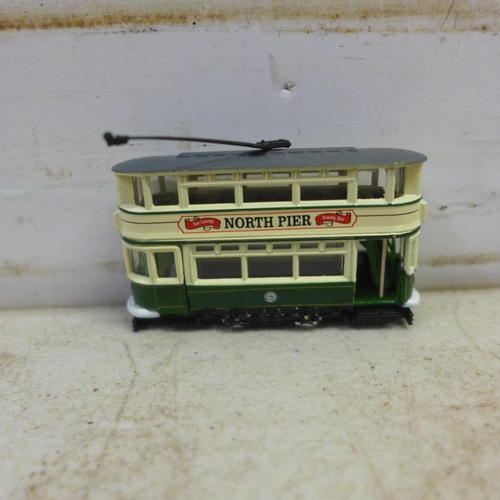 5075 - A collection of Oxford Miniature models including vintage trams and a vintage model Bachmann N scale... 