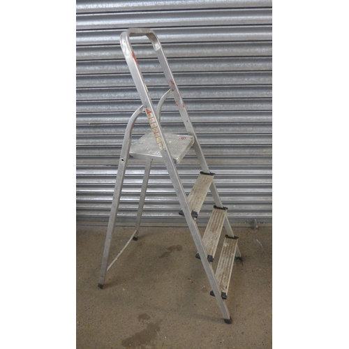 5173 - 3 sets of steps including wooden 3 rung steps, Beldray 5 rung and one other metal 2 rung