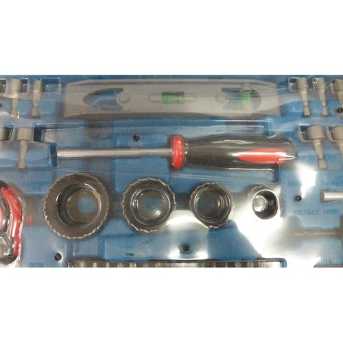 5057 - A Makita handtool set