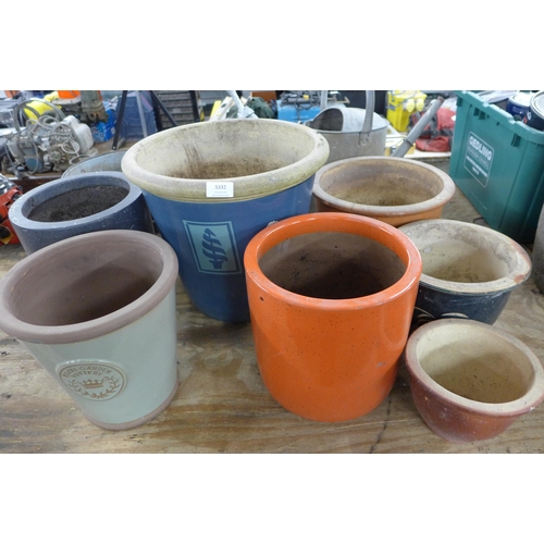 5332 - A collection of 7 assorted round planters