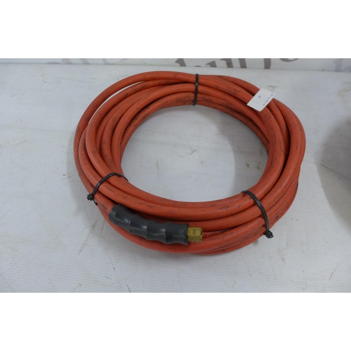 5362 - 2 coils of compressed air hose and a pair of jump leads