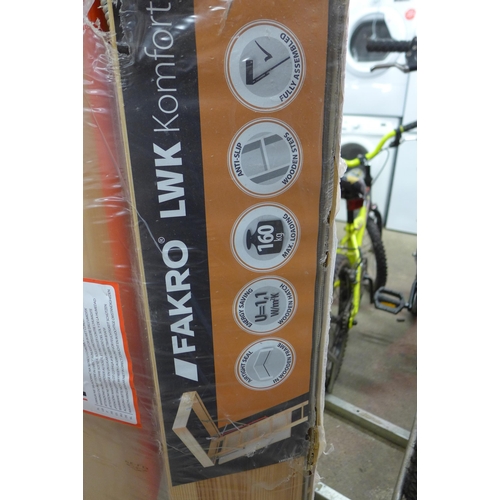 5200 - A Fakro LWK Komfort 280cm wooden loft ladder