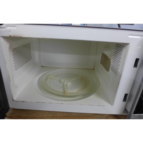 5306 - A Cookworks 800W microwave