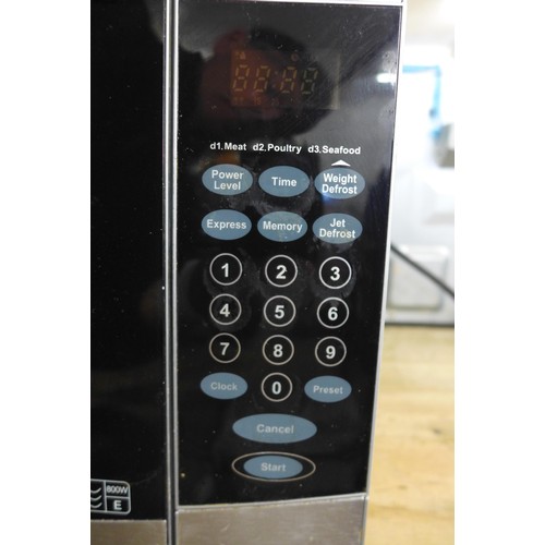 5306 - A Cookworks 800W microwave