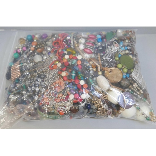 2106 - A bag of costume jewellery