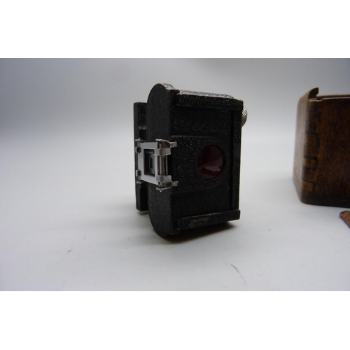 2217 - A miniature camera with box