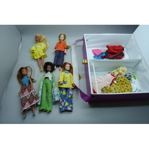 2231 - Five vintage Palitoy Pippa dolls, case, clothes and accessories