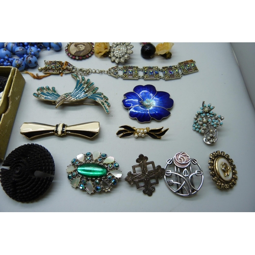 2233 - A collection of vintage jewellery including brooches, necklaces, silver rings and bracelets and a pa... 