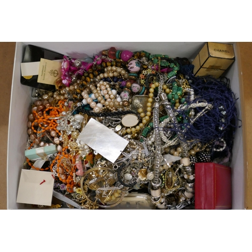 2244 - A box of costume jewellery