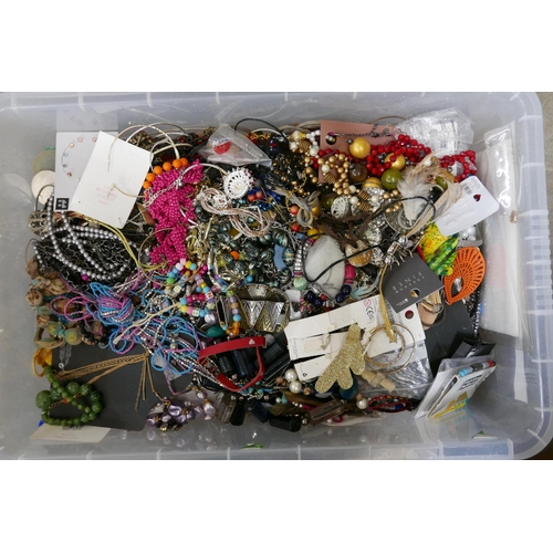 2254 - A large collection of costume jewellery **PLEASE NOTE THIS LOT IS NOT ELIGIBLE FOR IN-HOUSE POSTING ... 