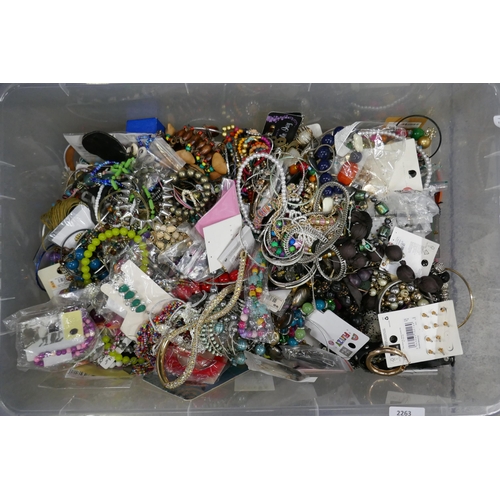 2263 - A large collection of costume jewellery **PLEASE NOTE THIS LOT IS NOT ELIGIBLE FOR IN-HOUSE POSTING ... 