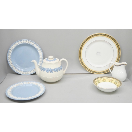 2303 - A box of mixed Wedgwood china **PLEASE NOTE THIS LOT IS NOT ELIGIBLE FOR IN-HOUSE POSTING AND PACKIN... 