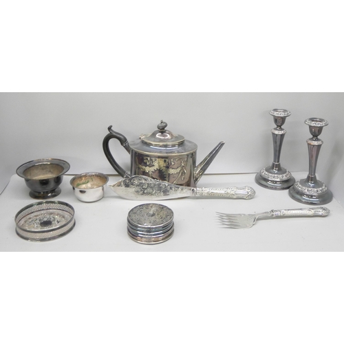 2304 - A box of metalwares, silver plate and copper **PLEASE NOTE THIS LOT IS NOT ELIGIBLE FOR IN-HOUSE POS... 