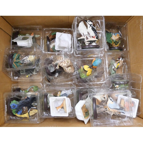 2306 - A large box of collectable bird figures, Oiseaux collection, approximately 22 in total