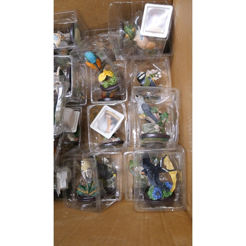 2306 - A large box of collectable bird figures, Oiseaux collection, approximately 22 in total