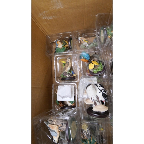 2306 - A large box of collectable bird figures, Oiseaux collection, approximately 22 in total