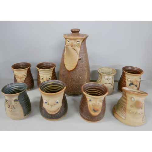 2312 - A 1980s Muggins novelty coffee pot with eight mugs **PLEASE NOTE THIS LOT IS NOT ELIGIBLE FOR IN-HOU... 