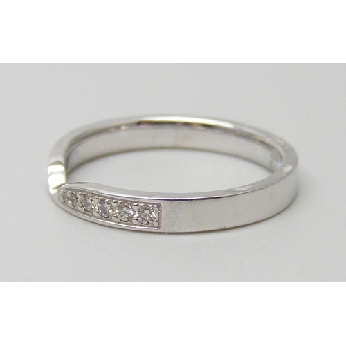 7003 - An 18ct white gold ring set with diamonds, 3g, M