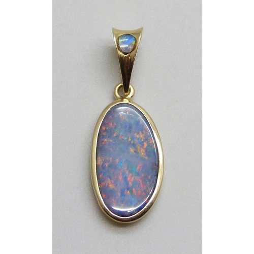 7005 - A 14ct gold and opal pendant, 1.9g