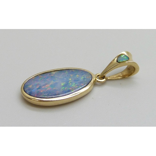 7005 - A 14ct gold and opal pendant, 1.9g