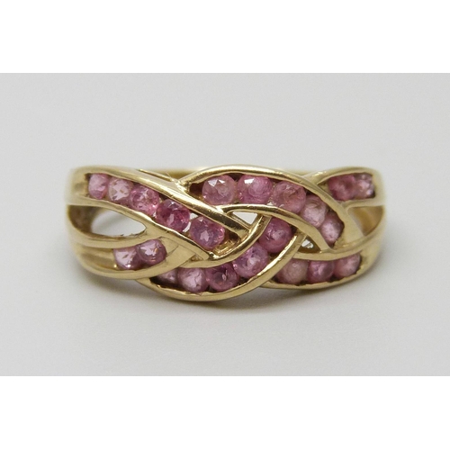 7013 - A 9ct gold and pink stone ring, 3g, O