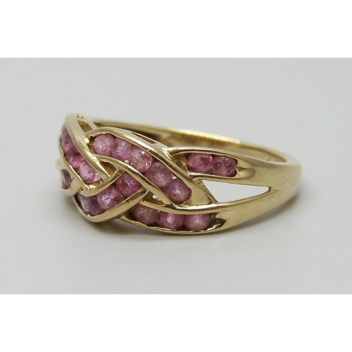 7013 - A 9ct gold and pink stone ring, 3g, O