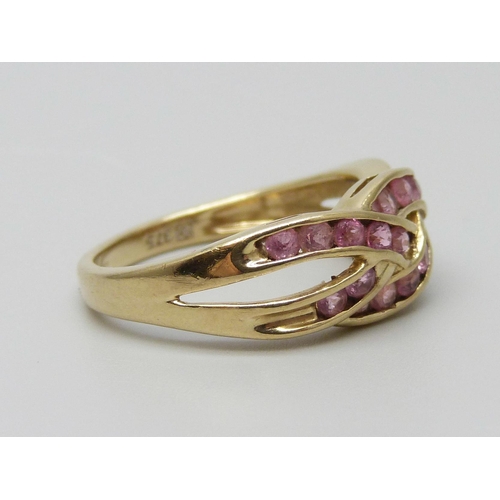 7013 - A 9ct gold and pink stone ring, 3g, O