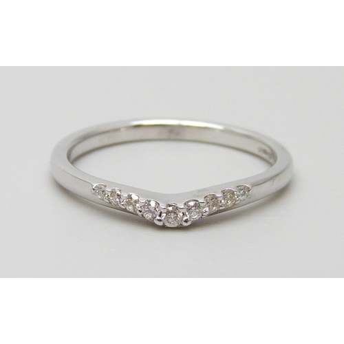 7016 - An 18ct white gold and diamond ring, 2.4g, L