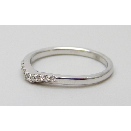 7016 - An 18ct white gold and diamond ring, 2.4g, L