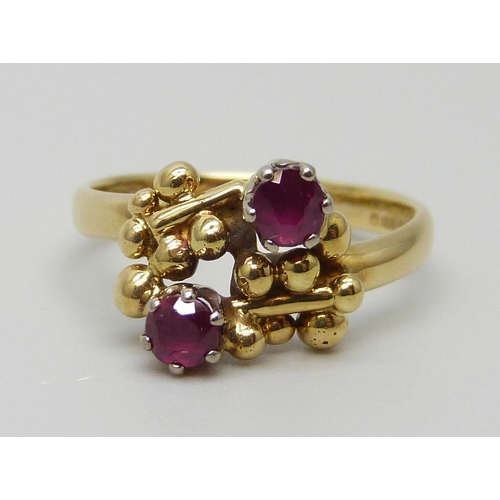 7019 - An 18ct yellow gold and ruby ring by Cathy Stephens Designer Jewellery, 3.1g, I