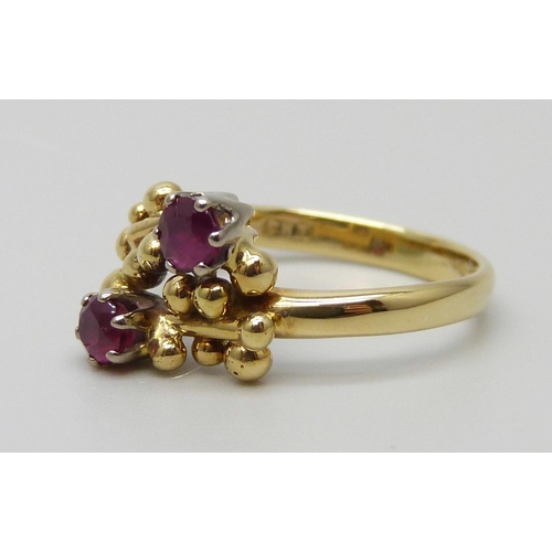 7019 - An 18ct yellow gold and ruby ring by Cathy Stephens Designer Jewellery, 3.1g, I