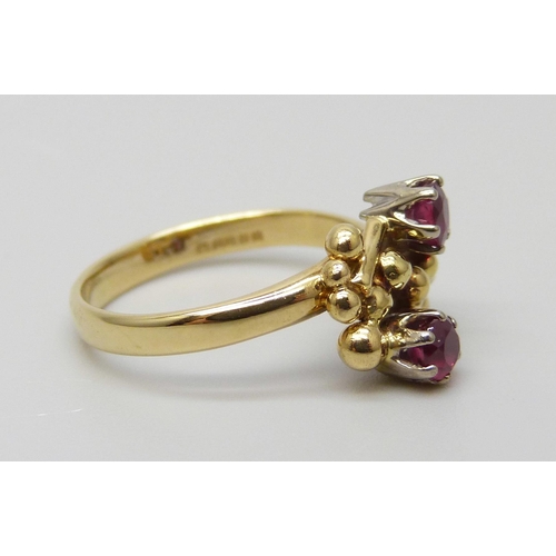 7019 - An 18ct yellow gold and ruby ring by Cathy Stephens Designer Jewellery, 3.1g, I