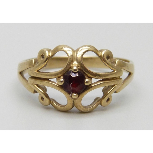 7020 - A 9ct gold and garnet ring, 2g, P