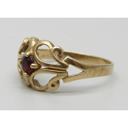 7020 - A 9ct gold and garnet ring, 2g, P