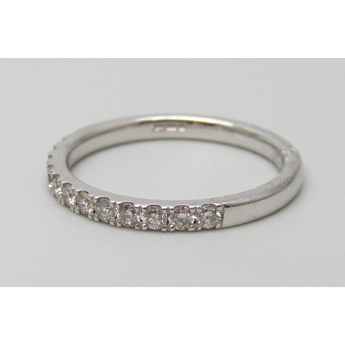 7023 - An 18ct white gold ring set with 0.33ct carat of diamonds, 2.3g, L