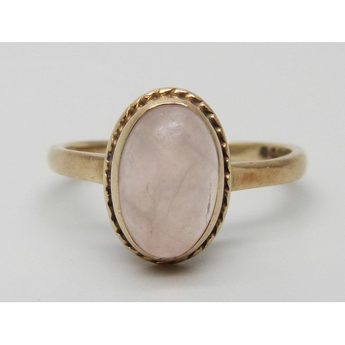 7025 - A 9ct gold and rose quartz cabochon ring, 2.5g, L