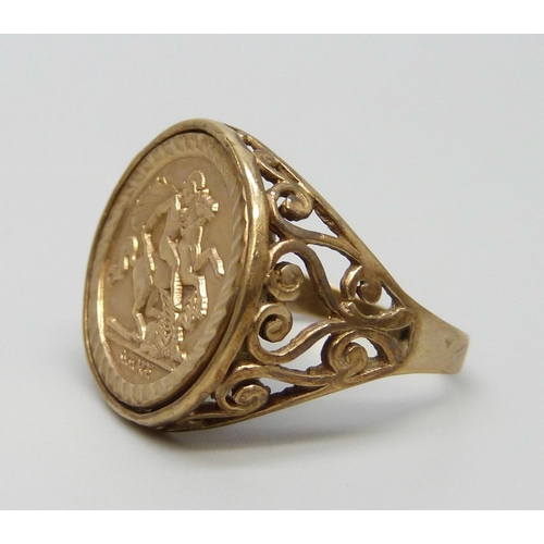 7027 - A 9ct gold ring, 3.2g, R