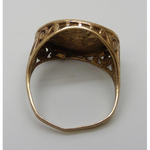 7027 - A 9ct gold ring, 3.2g, R