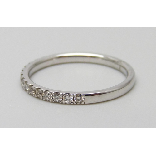 7029 - An 18ct white gold diamond set ring, 1.9g, L