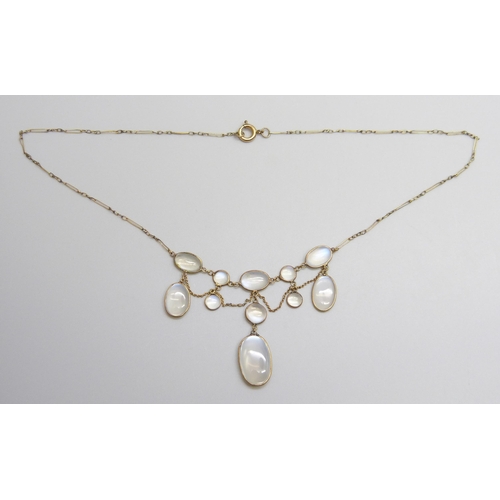 7031 - A vintage moonstone necklace